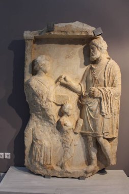 HERAKLION, CRETE, GREECE - 1 Ağustos 2016: Küçük bir tapınak şeklindeki mermer mezar taşı, Klasik Dönem 4. sentine aittir. BC Heraklion Arkeoloji Müzesinde.