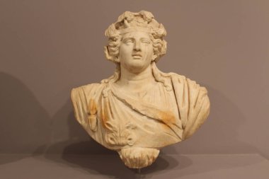 HERAKLION, CRETE, GREECE - 1 Ağustos 2016: Tanrı Dionysos 'un mermer büstü, sarmaşık ve üzüm çelengi, Plora 2 sent. MS Heraklion Arkeoloji Müzesi 'nde.