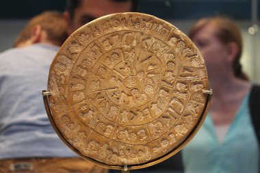 HERAKLION, CRETE, GREECE - 1 AĞUSTOS 2016: Heraklion Arkeoloji Müzesi 'nde orta veya geç tarihli ve muhtemelen Minoan Bronz Çağı' na dayanan yazılı kilden Phaistos Diski.