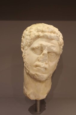 HERAKLION, CRETE, GREECE - 1 AĞUSTOS 2016: İmparator Caracalla 'nın (Lucius Septimius Bassianus) mermer portresi, Roma döneminin ikinci sentine aittir. MS Heraklion Arkeoloji Müzesi 'nde.