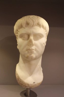 HERAKLION, CRETE, GREECE - 1 AĞUSTOS 2016: Muhtemelen Julio-Claudian ailesinin bir üyesi olan genç bir adamın mermer portresi Roma Dönemi 'nin 1 sentine ait. MS Heraklion Arkeoloji Müzesi 'nde.