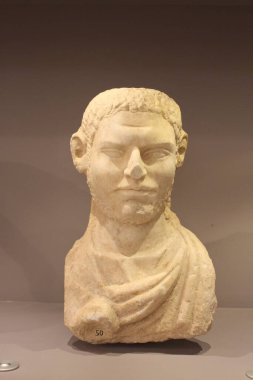 HERAKLION, CRETE, GREECE - 1 Ağustos 2016: Afrikalı yüz hatlarına sahip bir gencin mermer portre büstü, Roma Dönemi 1-3 sentine ait. MS Heraklion Arkeoloji Müzesi 'nde.