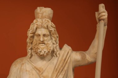 HERAKLION, CRETE, GREECE - 1 AĞUSTOS 2016: Mısır tanrısı Sarapis olarak tasvir edilen tanrı Plüton 'un mermer heykeli, Roma Dönemi 2 sentine aittir. MS Heraklion Arkeoloji Müzesi 'nde.