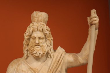 HERAKLION, CRETE, GREECE - 1 AĞUSTOS 2016: Mısır tanrısı Sarapis olarak tasvir edilen tanrı Plüton 'un mermer heykeli, Roma Dönemi 2 sentine aittir. MS Heraklion Arkeoloji Müzesi 'nde.