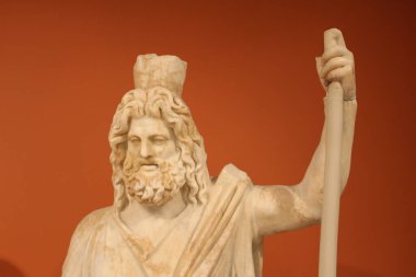 HERAKLION, CRETE, GREECE - 1 AĞUSTOS 2016: Mısır tanrısı Sarapis olarak tasvir edilen tanrı Plüton 'un mermer heykeli, Roma Dönemi 2 sentine aittir. MS Heraklion Arkeoloji Müzesi 'nde.