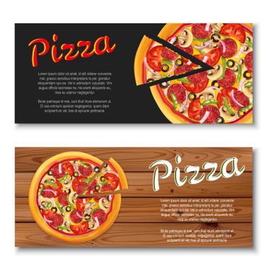 Ahşap ve siyah arka plan olarak gerçekçi pizza görüntüle.