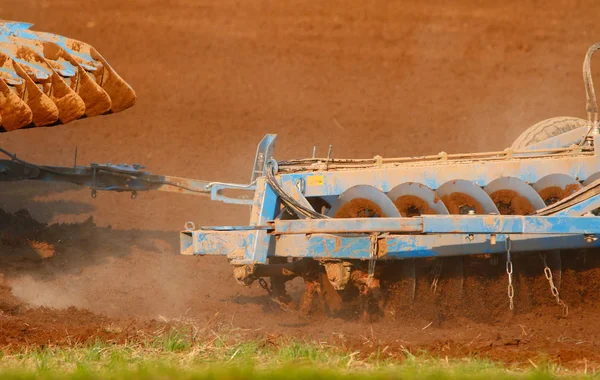 Traktor beim Feld bestellen - umgraben — Foto de Stock