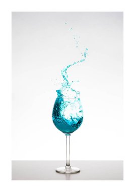 cam - mavi turkuaz şarap sıçrama sıvı sanat su sıçramalarına düşer.