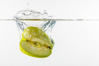 Su sıçramaları ile suda yeşil taze elma - Sıvı sanat