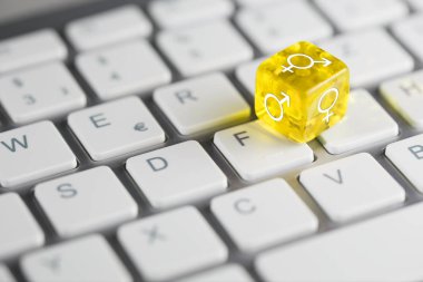 cinsiyet ve eşitlik işareti ile klavye üzerinde sarı zar küp