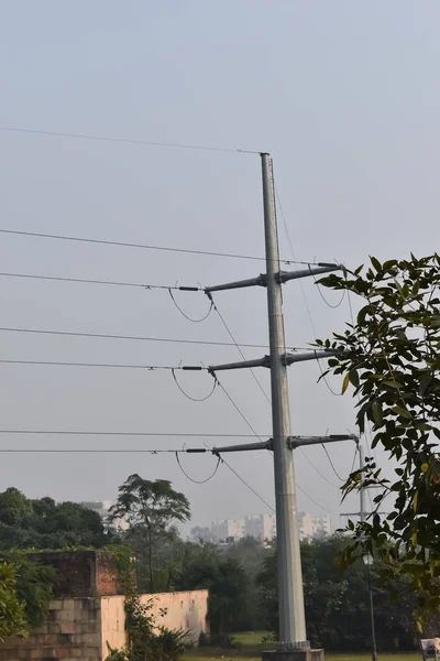 Foto foco raso de postes elétricos sob céu nublado — Fotografia de Stock