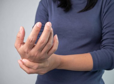 Doktorun elleri bir çocuğu muayene ediyor ve hastanede steteskopla akciğer ve kalp atışlarını dinliyor..