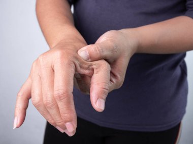 Doktorun elleri bir çocuğu muayene ediyor ve hastanede steteskopla akciğer ve kalp atışlarını dinliyor..