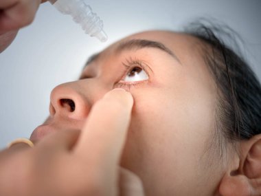 Doktorun elleri bir çocuğu muayene ediyor ve hastanede steteskopla akciğer ve kalp atışlarını dinliyor..