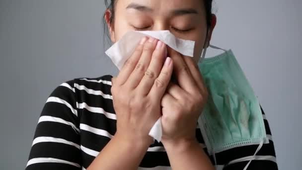 亚洲的年轻女子在组织中打喷嚏 在室外被污染的空气弄得恶心极了 鼻出血的女人 空气污染 灰尘过敏和保健的概念 — 图库视频影像