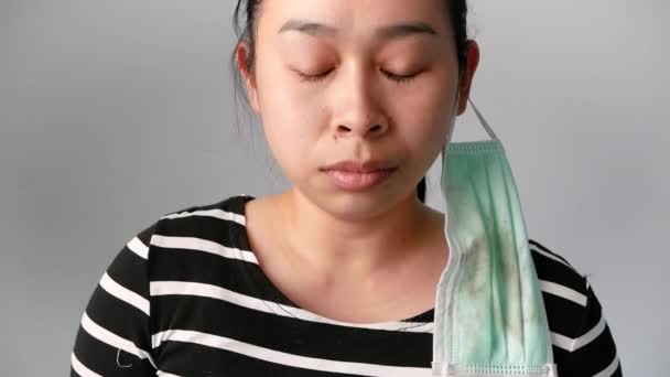 Азиатская Молодая Женщина Сморкающаяся Ткани Чувствует Себя Плохо Улице Загрязненного — стоковое видео