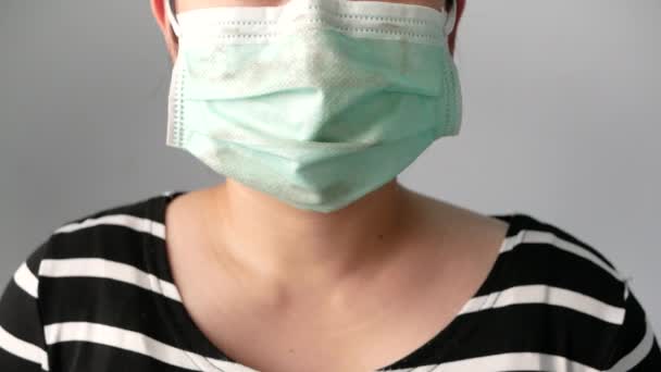 Mujer Joven Asiática Que Usa Mascarilla Facial Para Protegerse Contaminación — Vídeos de Stock