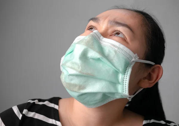 Trött Asiatisk Kvinna Bär Ansiktsmask För Skydd Mot Luftföroreningar Eller — Stockfoto