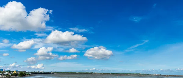 ブルースカイ背景にパノラマ cloudscape — ストック写真