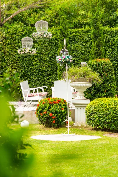 Entspannungsraum im gemütlichen Garten. — Stockfoto