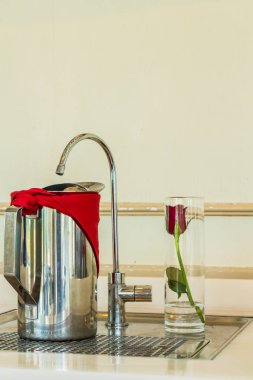 Paslanmaz çelik sürahi soğuk su ve musluk süzgeci.
