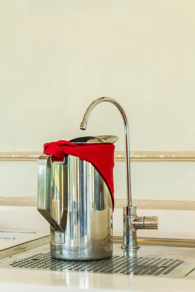 Jarro de aço inoxidável de água fria e filtro de torneira . — Fotografia de Stock