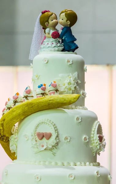 Toppning söta bröllopstårta. — Stockfoto