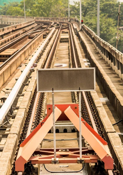 Bahnhofsgebäude, Gleise und Endstation. — Stockfoto