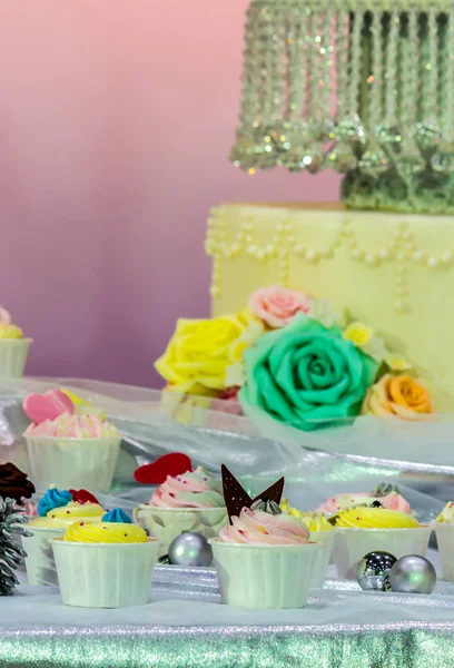 Zoete huwelijk cupcakes. — Stockfoto