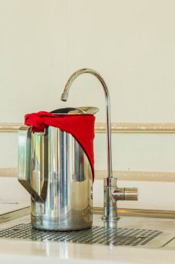 Paslanmaz çelik sürahi soğuk su ve musluk süzgeci.