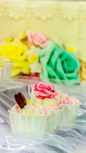 Sweet wedding cupcakes. — Stock Photo, Image