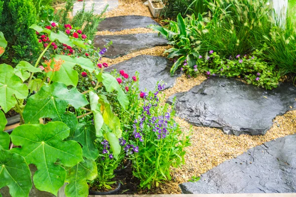 TOPVIEW siyah taş yol.