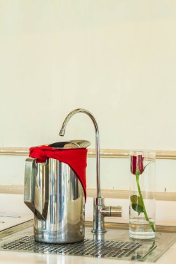 Paslanmaz çelik sürahi soğuk su ve musluk süzgeci.