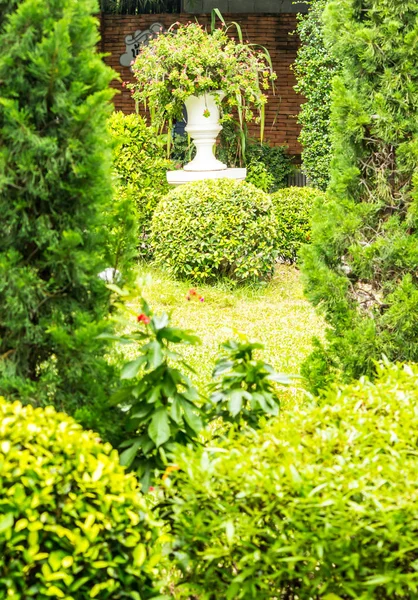 Maceta gótica en el jardín . —  Fotos de Stock