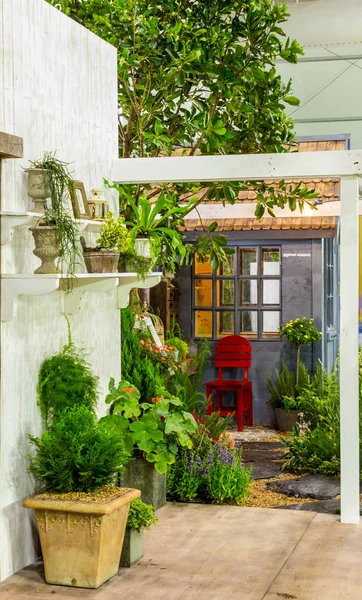 Ontspannende ruimte in gezellige tuin. — Stockfoto