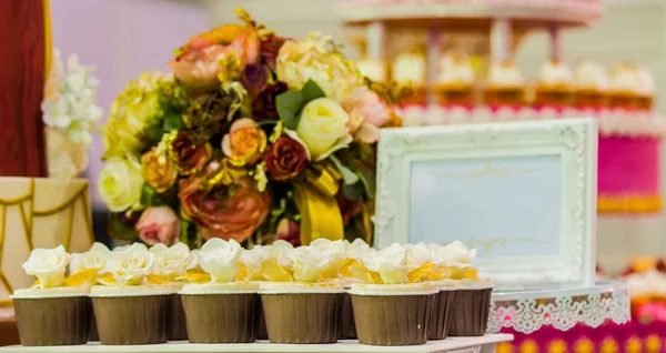 Tatlı düğün cupcakes. — Stok fotoğraf