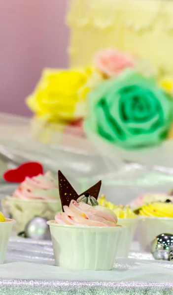 Doces cupcakes de casamento . — Fotografia de Stock