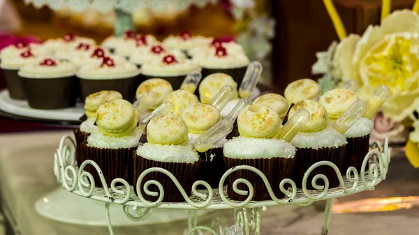 Doces cupcakes de casamento . — Fotografia de Stock