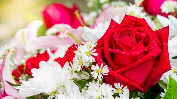 Röda rosor och vita blommor i buketten. — Stockfoto