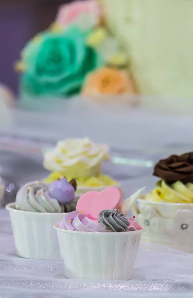 Sweet wedding cupcakes. — Stock Photo, Image