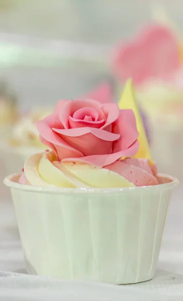 Wedding cupcakes. — Stock Photo, Image