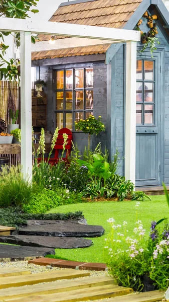 Espace détente dans un jardin confortable . — Photo