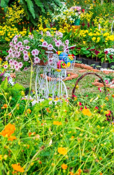 夏の家の居心地の良い庭に. — ストック写真