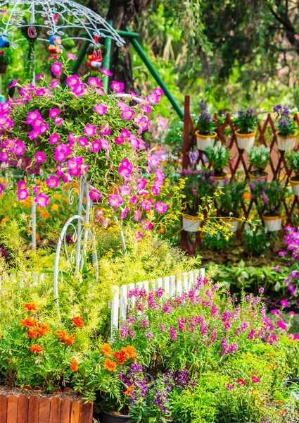 In casa accogliente giardino in estate . — Foto Stock