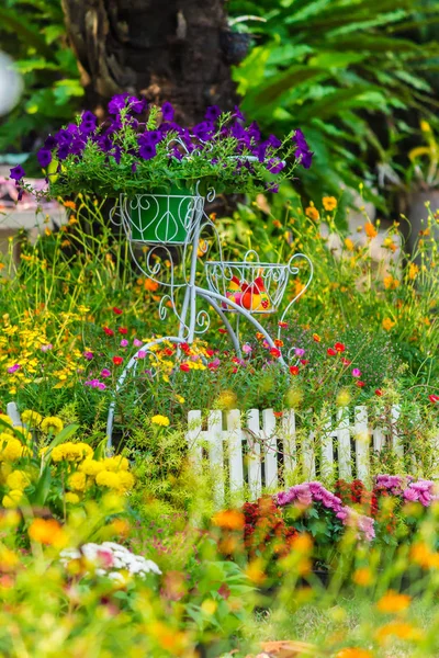 In casa accogliente giardino in estate . — Foto Stock