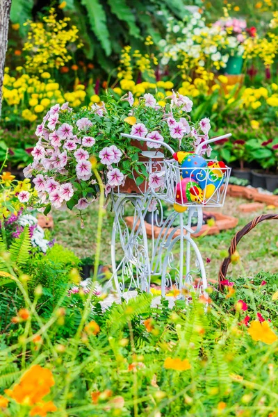 Em casa jardim acolhedor no verão . — Fotografia de Stock