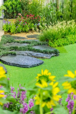 Arnavut kaldırımlı yol bahçede.