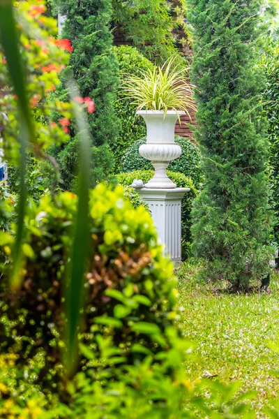 Gotische bloempot in tuin. — Stockfoto
