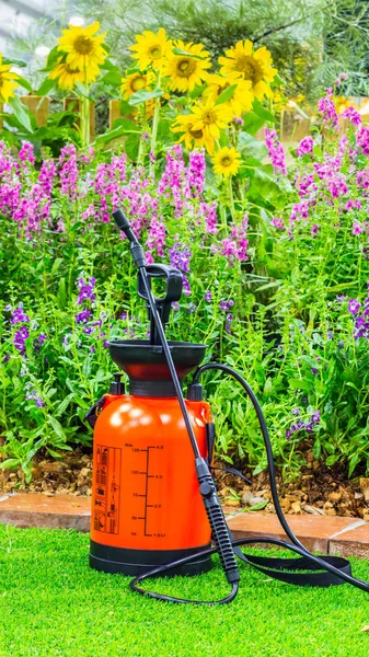 Pulverizador de cultivos en un acogedor jardín . — Foto de Stock