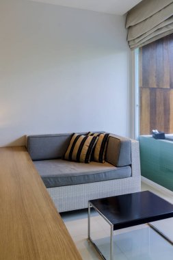 Yumuşak koltuklar ve minderler havuzu erişim rahat oda içinde modern bir yaşam alanı dekorasyon.